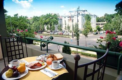 マメイゾンホテル　アンドラ－シのバルコニ－。客室のバルコニ-からはパノラマビュ-が見渡せます。アンドラ-シ通りの近く、ブダペストの中心に位置しており、大変便利です。 - Mamaison Hotel Andrassy Budapest - マメイゾンホテル　アンドラ－シ　ブダペストはブダペスト6区にあり、格安でご宿泊頂けるホテルです