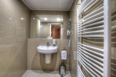 Hotel Anna Budapest - Anna Hotelの素敵な新しいバスルーム - ✔️ Hotel Anna Budapest ✔️ ブダの3つ星ホテル