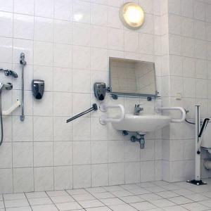 ブダペストにある障害者用浴室のためのCEホテルベストライン - CE Hotel Bestline Budapest - ブダペスト、ショロクシャールの安いベストラインホテル
