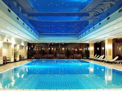 ブダペストのマルギット島にあるウェルネスホテルのスイミングプ-ルにてお寛ぎくださいませ - ENSANA Grand Hotel Margitsziget**** Budapest - グランド　ホテル　マルギット島、ブダペスト, 