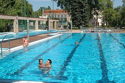 屋外プール-ホリデー・ビーチ・ブダペスト・ウェルネス＆コンフェレンス・ホテル - ✔️ Holiday Beach Hotel**** Budapest - ホリデー・ビーチ・ブダペスト・ウェルネス＆コンフェレンス・ホテル 