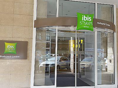 Ibis Styles Budapest Center-　ラ－コ－ツィ通りに面したメルキュ－ルホテルの品のある入り口 - Ibis Styles Budapest Center*** - ホテルIbisブダペスト　メトロポル