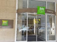 Ibis Styles Budapest Center-　ラ－コ－ツィ通りに面したメルキュ－ルホテルの品のある入り口